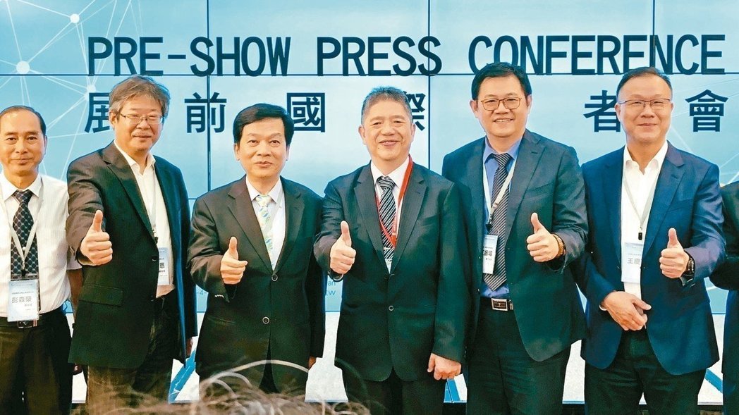 「2018台灣國際工具機展」展前國際記者會中,台灣區工具機暨零組件公會理事長嚴瑞雄(右三)宣布,今年計有750家廠商、4,300個攤位參展,規模再創新高。 記者宋健生/攝影